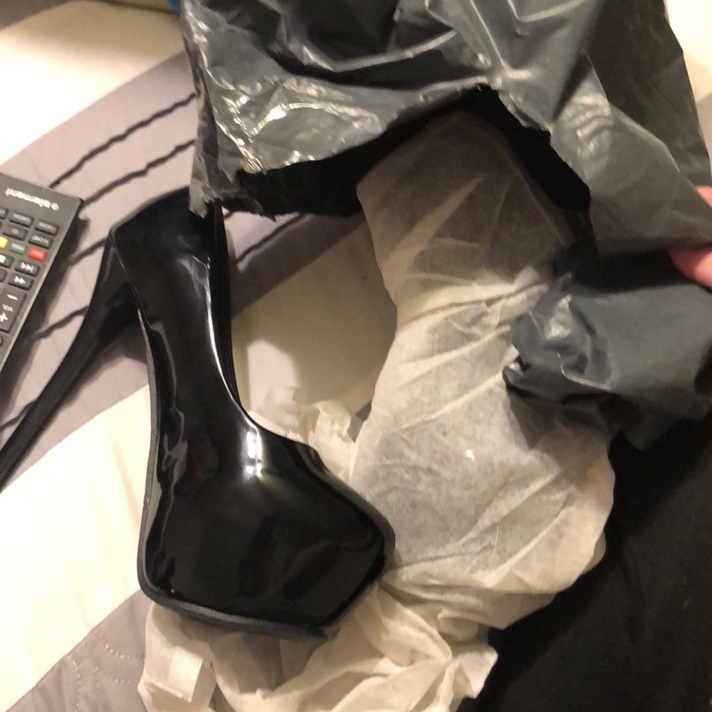 Black pumps sooo sexy but don’t fit